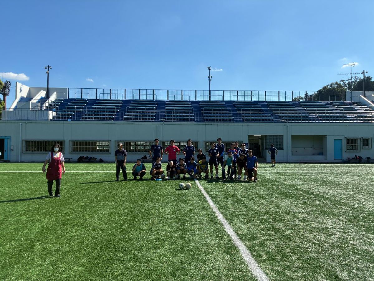 日体大サッカー部と合同リハーサル！サンライズイーグル江田の利用者さんがハーフタイムショーに挑戦（写真1）